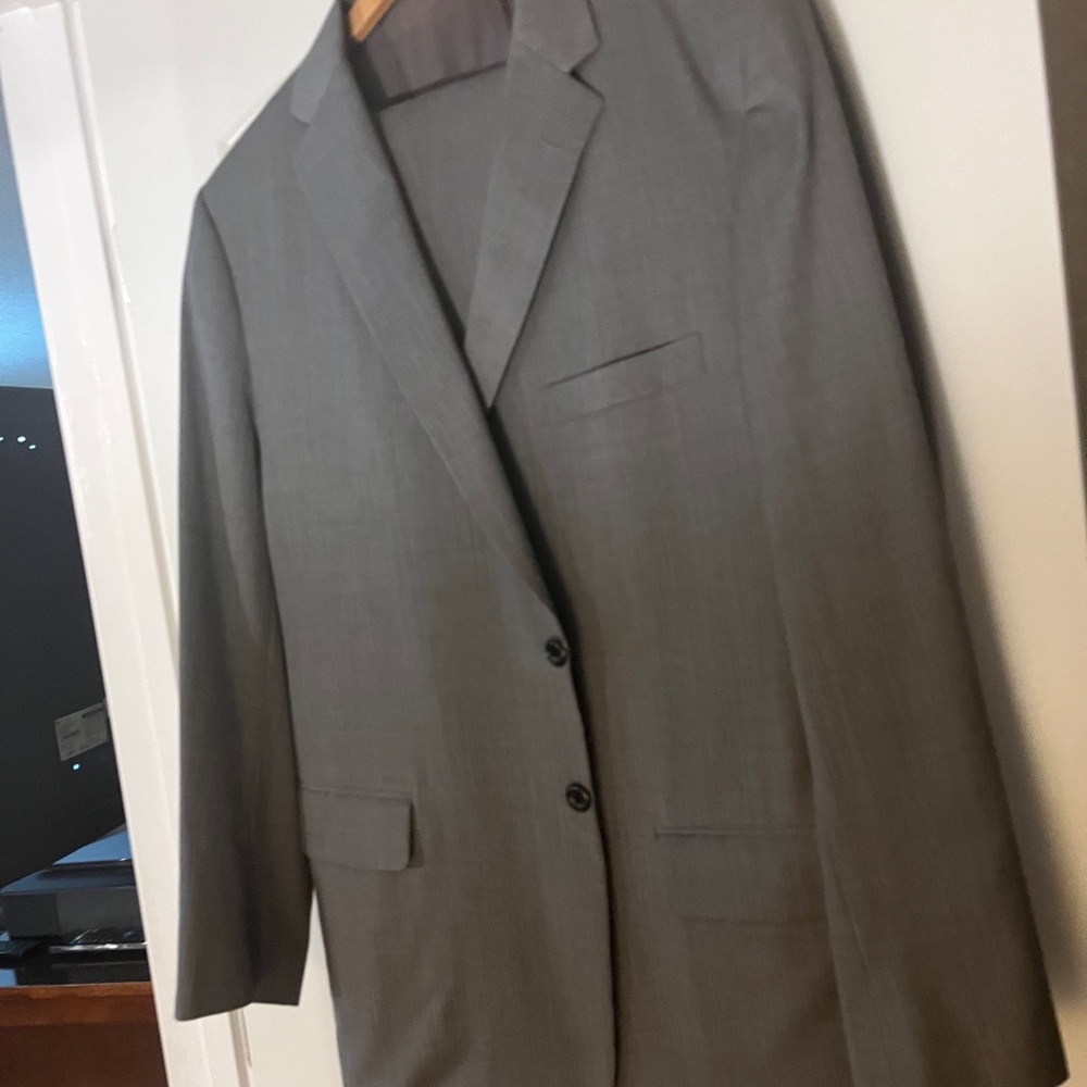 Men suit, A+ condition.Smoke free,pet free. 46L, 36”sleeve,38” waist,32” inseam.
